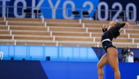 Simone Biles melakukan rangkaian gerakan dalam latihan tersebut. AP Photo/Ashley Landis.  