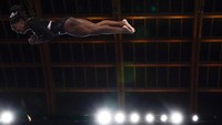 Salah satu aksi Simone Biles dalam latihan senam artistik di Ariake Gymnastics Centre. Di cabang ini, para atlet harus mendemonstrasikan fleksibilitas, kekuatan, dan keseimbangan. AP Photo/Natacha Pisarenko  