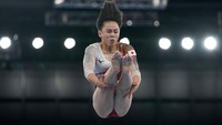 Pesenam tuan rumah tak mau ketinggalan. Mai Murakami juga mempersiapkan diri di Ariake Gymnastics Center menjelang Olimpiade. AP/Natacha Pisarenko  