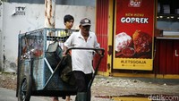 Jika melihat perkembangan kasus mingguan COVID-19 terakhir, per 12-18 Juli 2021, Kota Bekasi menjadi penyumbang kasus terbanyak dengan menembus 12 ribu kasus selama sepekan.