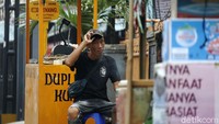 Kesadaran warga untuk menggunakan masker masih minin di tengah kasus COVID-19 yang melonjak.