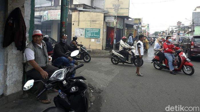 Banyak warga di Bekasi yang tak menerapkan protokol kesehatan di masa PPKM Darurat. Mereka beraktivitas di luar rumah dengan tidak memakai masker.