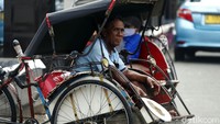 Mereka tidak memakai masker, padahal pemerintah menekankan akan ada sanksi yang diberikan kepada masyarakat yang tidak memakai masker saat keluar rumah selama periode PPKM Darurat.