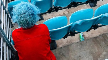 Black Summer Blue Montaigne karya Christian Horgan menjuarai kategori People. Foto ini diambil menggunakan iPhone X. Foto: Christian Horgan/iPhone Photography Awards 2021