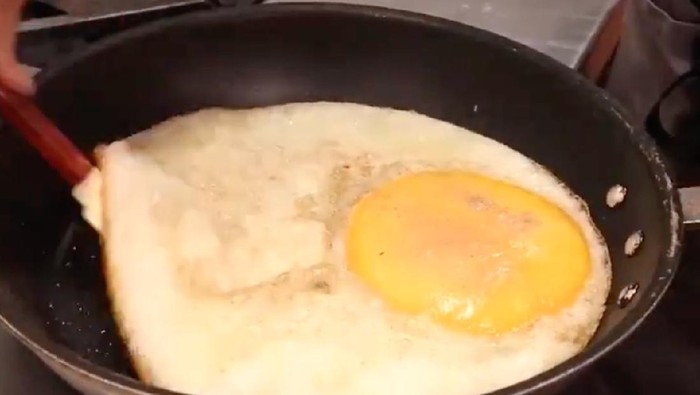 Jumbo! Telur Goreng dari Burung Unta Ini Besarnya 16 Kali Telur Ayam