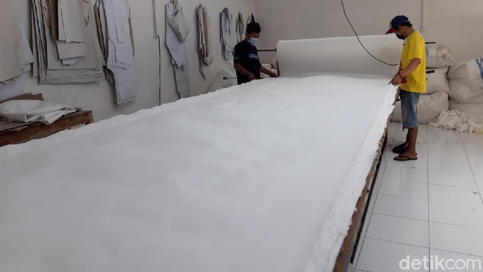 Kasus Corona Melonjak, Permintaan Baju Hazmat Meningkat Seiring melonjaknya kasus COVID ini, permintaan baju alat pelindung diri (APD) atau hazmat juga meroket.