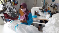 Dari tiga tempat pabriknya, dalam sehari biasanya memproduksi baju APD sebanyal 1.000 sampai 1.200. Namun sejak satu bulan terakhir ini, produksi naik menjadi lebih dari 1.500.