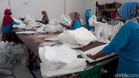 Menurut dia, kenaikan permintaan baju APD tidak hanya dialami olehnya saja. Tetapi juga rekan-rekannya yang memproduksi baju APD, kebanjiran order.