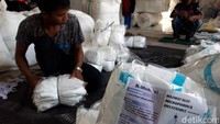 Selain baju hazmat, lanjut Yuli, pihaknya juga memproduksi baju-baju APD. Namun juga baju produk kesehatan.