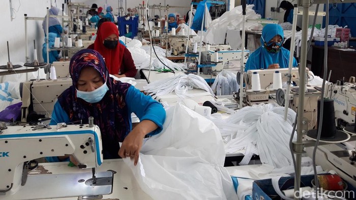 Kasus Corona Melonjak, Permintaan Baju Hazmat Meningkat Seiring melonjaknya kasus COVID ini, permintaan baju alat pelindung diri (APD) atau hazmat juga meroket.
