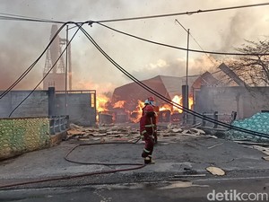 Pabrik Pengolahan Kayu di Kota Probolinggo Ludes Terbakar