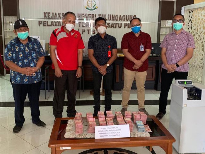 Salah satu kontraktor jalan menitipkan pengembalian uang kerugian negara ke Kejari Tulungagung, pascapekerjaannya masuk tahap penyidikan. Yakni Rp 711 juta.