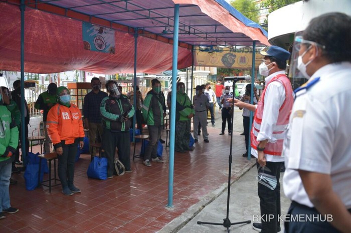 Kementerian Perhubungan memberikan bantuan sembako kepada sekitar 100 pengemudi ojek online dan kurir delivery.