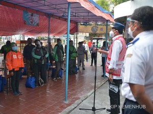 Menhub Bagikan Sembako ke Pengemudi Ojol di Kemayoran