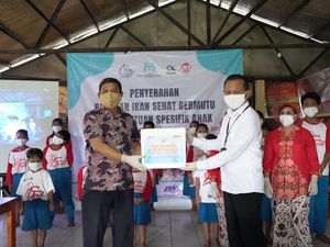 Peringati Hari Anak Nasional, KKP Bagikan 1,2 Ton Ikan Kembung