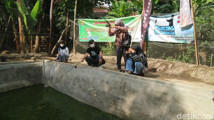 Mancing bersedekah di Kelurahan Wergu Wetan, Kecamatan Kota, Kudus, Jumat (23/7/2021).