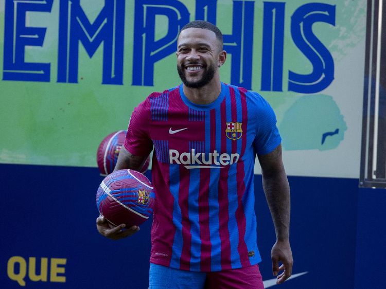 Senyum Manis Memphis Depay dengan Kostum Barcelona