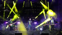Acara nonton bareng ini juga dimeriahkan sejumlah band lokal.  