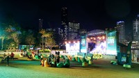 Penggemar olahraga menonton panggung dan layar lebar selama pemutaran Upacara Pembukaan Olimpiade Tokyo 2020 di South Bank, Brisbane, Australia, Jumat (23/7/2021) waktu setempat.  