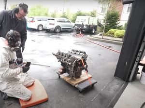 Unik! Blok Mesin Land Rover Ini Dibersihkan Pakai Dry Ice