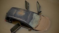 Salah satu lokasi banjir terparah ada di Provinsi Henan, China. Setidaknya puluhan mobil terendam hingga hanyut terbawa derasnya arus banjir. (AFP/NOEL CELIS)
