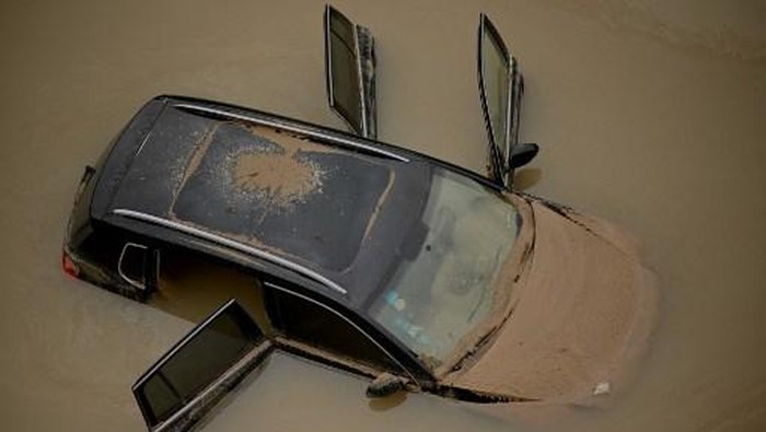 Mobil-mobil korban banjir di China An aerial view shows cars sitting in floodwaters at the entrance of a tunnel after heavy rains hit the city of Zhengzhou in China's central Henan province on July 22, 2021. (Photo by Noel Celis / AFP)
