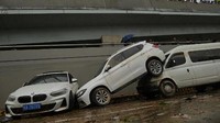 Dikutip dari CNN, Zhengzhou yang merupakan Ibu Kota Provinsi Henan, tengah dilanda banjir parah dalam beberapa jam terakhir. Sampai saat ini, 25 orang dilaporkan meninggal dunia dan lebih dari 200 ribu warga telah dievakuasi ke tempat yang lebih aman (AFP/NOEL CELIS)