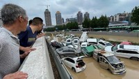 video yang diunggah terlihat puluhan kendaraan terendam banjir hampir setinggi atap mobil. Bahkan, beberapa di antaranya sampai mengapung dan terbalik. (AFP/NOEL CELIS)