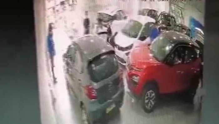 Mobil Tata Motors terbalik di depan showroom
