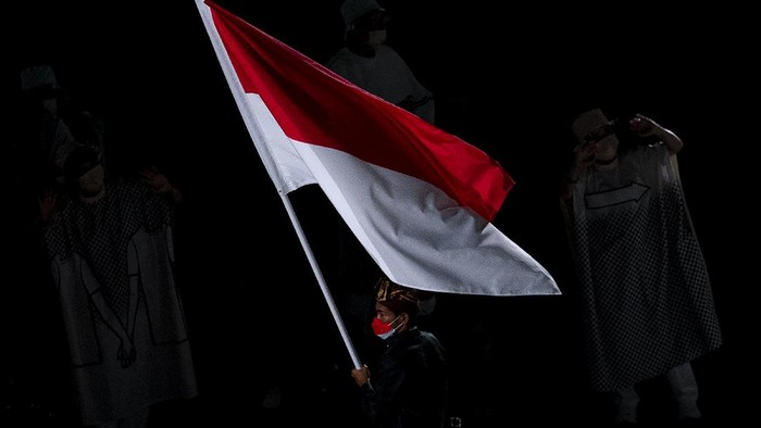 Kontingen Indonesia mengikuti defile dalam pembukaan Olimpiade Tokyo 2020 di Stadion Nasional, Tokyo, Jepang, Jumat (23/7/2021). ANTARA FOTO/Sigid Kurniawan/rwa.