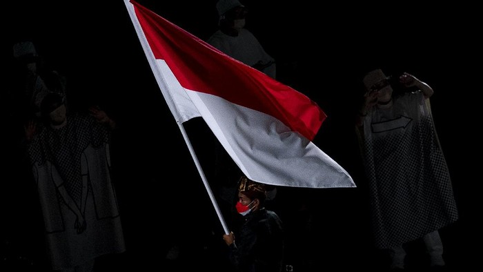 Momen Kontingen Indonesia Kibarkan Bendera Merah Putih di Opening Olimpiade Kontingen Indonesia mengikuti defile dalam pembukaan Olimpiade Tokyo 2020 di Stadion Nasional, Tokyo, Jepang, Jumat (23/7/2021). ANTARA FOTO/Sigid Kurniawan/rwa.