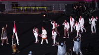 Kontingen Indonesia mengikuti defile dalam pembukaan Olimpiade Tokyo 2020 di Stadion Nasional Jepang, Tokyo, Jepang, Jumat (23/7/2021). ANTARA FOTO/Sigid Kurniawan  