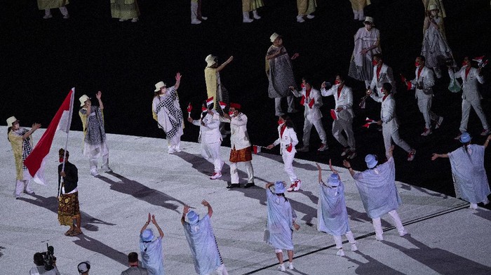 Momen Kontingen Indonesia Kibarkan Bendera Merah Putih di Opening Olimpiade Kontingen Indonesia mengikuti defile dalam pembukaan Olimpiade Tokyo 2020 di Stadion Nasional, Tokyo, Jepang, Jumat (23/7/2021). ANTARA FOTO/Sigid Kurniawan/rwa.