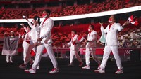 Defile Indonesia dalam upacara pembukaan Olimpiade Tokyo 2020 ini berjumlah 10 orang, termasuk empat atlet yakni Nurul Akmal (angkat besi), Aflah Fadlan Prawira (renang), Azzahra Permatahani (renang), dan Rio Waida (selancar). AP Photo/Hannah McKay  