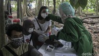 Para mahasiswa harus menjalani rangkaian pemeriksaan kesehata sebelum divaksinasi.
