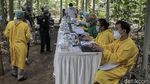 Momen Vaksinasi di Dalam Hutan ala Mahasiswa UGM
