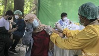 Vaksinasi terus dikebut untuk mengerem lonjakan kasus COVID-19.