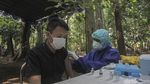 Momen Vaksinasi di Dalam Hutan ala Mahasiswa UGM