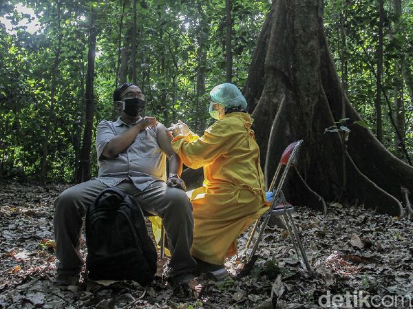 Momen Vaksinasi di Dalam Hutan ala Mahasiswa UGM