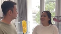 Raffi Ahmad memberikan perhatian lebih untuk sang istri yang kini tengah hamil. Foto: dok instagram
