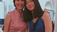 Nathania Purnama cukup dekat dengan sang ibunda. Foto: Instagram: @nata.zhong