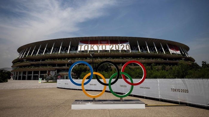 This picture shows the Olympic rings and Olympic Stadium in Tokyo on July 20, 2021, ahead of the Tokyo 2020 Olympic Games. (Photo by Behrouz MEHRI / AFP)