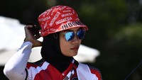 Pemanah Indonesia Diananda Choirunisa mencabut anak panah hasil bidikannya dalam kualifikasi perorangan putri Olimpiade Tokyo 2020.