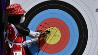 Pemanah Indonesia Diananda Choirunisa berjalan untuk mengambil anak panah dalam kualifikasi perorangan putri Olimpiade Tokyo 2020 di Yumenoshima Park Archery Field, Tokyo.