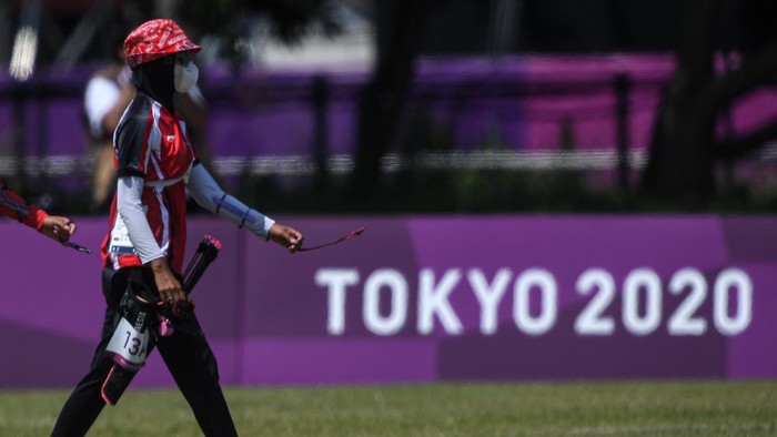 PANAHAN PERORANGAN PUTRI Sejumlah atlet panahan mengambil anak panah dalam kualifikasi perorangan putri Olimpiade Tokyo 2020 di Yumenoshima Park Archery Field, Tokyo, Jepang, Jumat (23/7/2021). Diananda menempati posisi ke-40 dengan total poin 631. ANTARA FOTO/Sigid Kurniawan/aww.