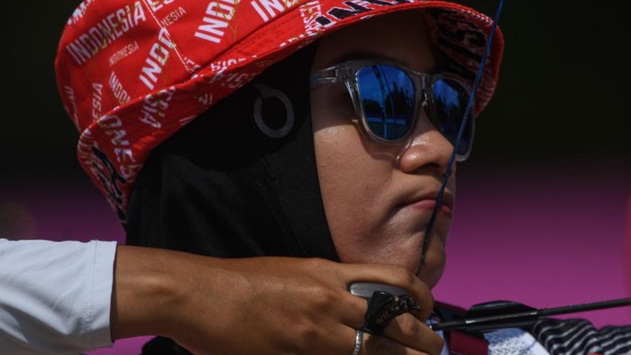 Sejumlah atlet panahan mengambil anak panah dalam kualifikasi perorangan putri Olimpiade Tokyo 2020 di Yumenoshima Park Archery Field, Tokyo, Jepang, Jumat (23/7/2021). Diananda menempati posisi ke-40 dengan total poin 631. ANTARA FOTO/Sigid Kurniawan/aww.