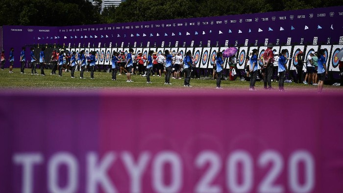 Sejumlah atlet panahan mengambil anak panah dalam kualifikasi perorangan putri Olimpiade Tokyo 2020 di Yumenoshima Park Archery Field, Tokyo, Jepang, Jumat (23/7/2021). Diananda menempati posisi ke-40 dengan total poin 631. ANTARA FOTO/Sigid Kurniawan/aww.