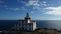Mereka yang melewati perairan ini akan melewati mercusuar di sepanjang tebing, mengarahkan ke pelabuhan yang aman. Di sana ada Mercusuar Cape Finisterre yang dibangun pada 1853.  (Jeanine Barone/CNN)