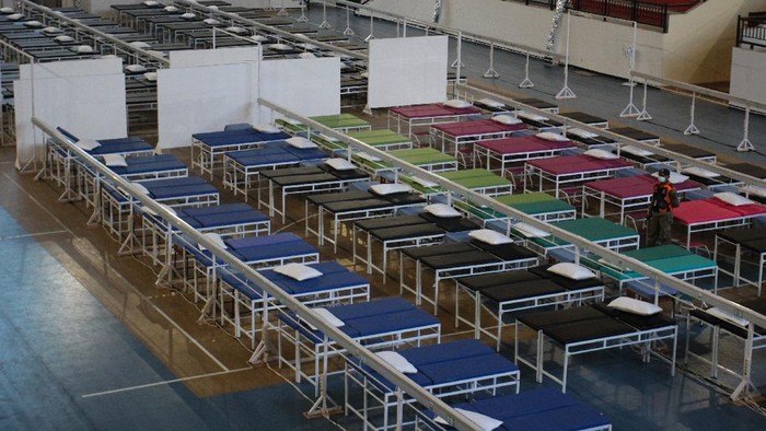 Petugas Satpol PP Kota Surabaya berjaga di Rumah Sakit Darurat GOR Indoor Gelora Bung Tomo (GBT), Surabaya, Jawa Timur, Jumat (23/7/2021). Pemkot Surabaya mengubah GOR Indoor Gelora Bung Tomo (GBT) menjadi rumah sakit darurat untuk pasien COVID-19 dengan daya tampung 225 tempat tidur pasien. ANTARA FOTO/Didik Suhartono/aww.