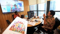 Anggota Komisi XI DPR RI yang juga penulis buku Pahlawan- pahlawan Le Parle Covidnomics  Kamrussamad (kanan) menyapa Menteri Pariwisata dan Ekonomi Kreatif Sandiaga Salahuddin Uno (layar kiri) saat mengikuti acara bedah buku Pahlawan-Pahlawan Le Parle Covidnomics bekerjasama dengan BI Institute yang digelar secara virtual di Jakarta, Kamis (22/07/2021).
